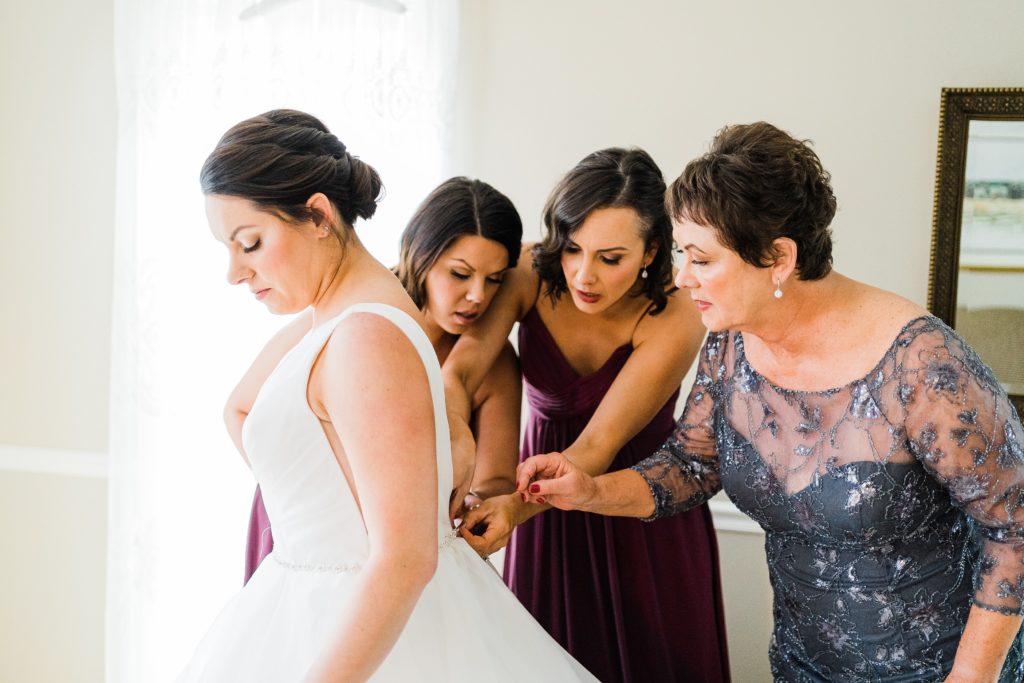 When Should Your Chicago Wedding Photographer Arrive on Your Wedding Day?