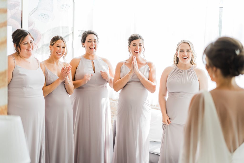 When Should Your Chicago Wedding Photographer Arrive on Your Wedding Day?